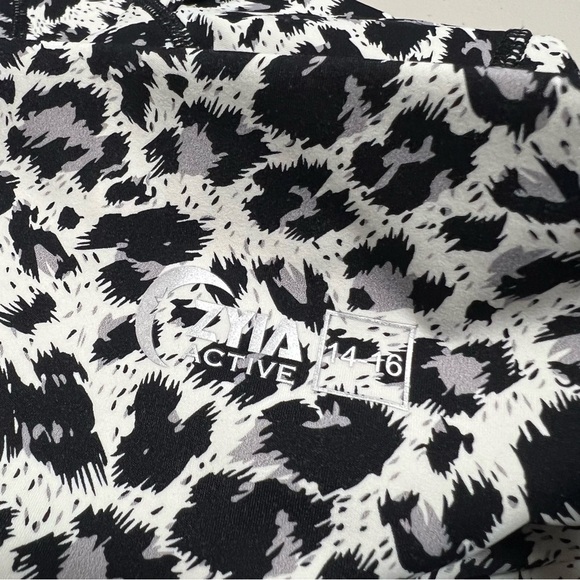 Zyia Active Snow Leopard Pocket Brilliant High Rise Leggings - Picture 5 of 11